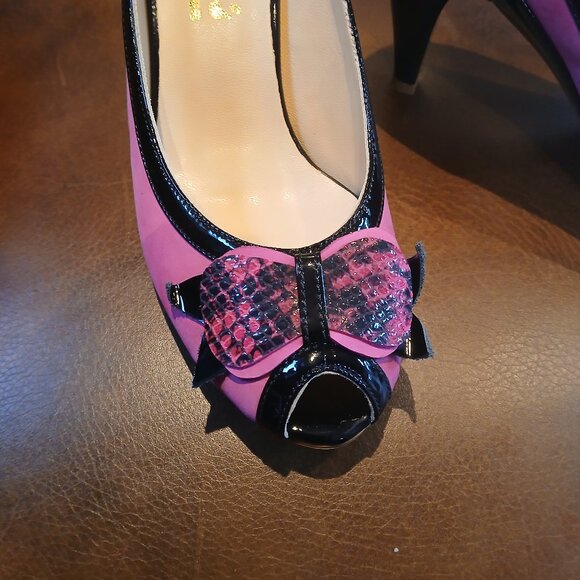 Pretty new and unworn short heel pumps in pink and black leather. - Picture 4 of 8